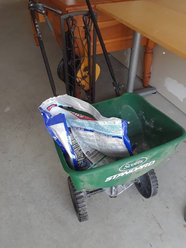 lot 84 image: SCOTT FERTILIZED SPREADER