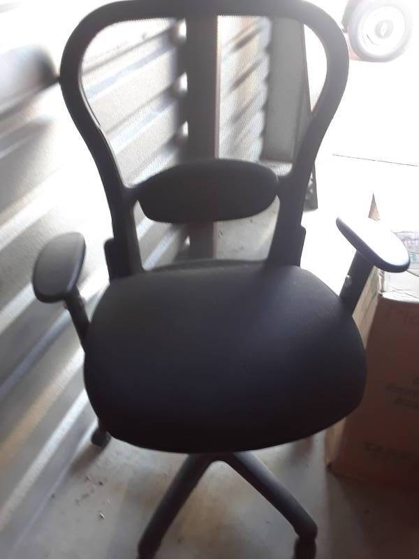 lot 95 image: ERGONOMIC MESH DESK CHAIR