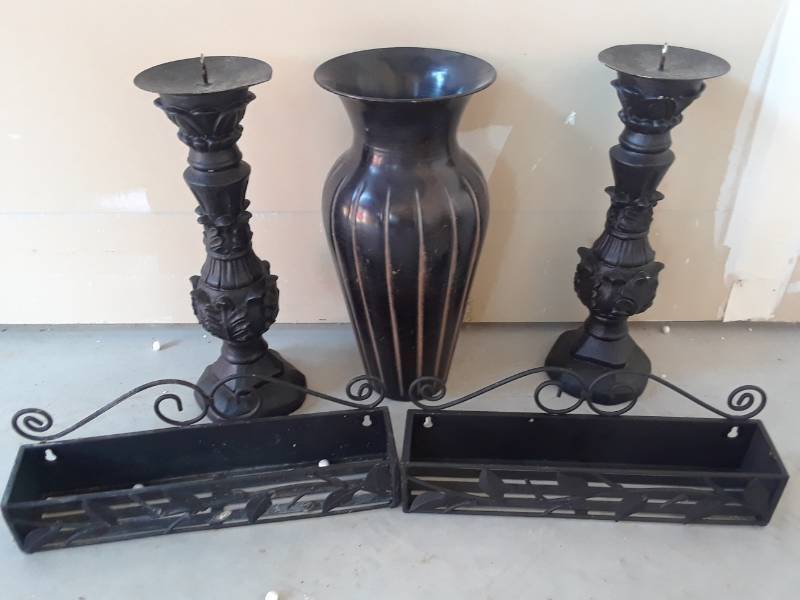 lot 81 image: METAL DECOR LOT INCLUDES 2 SHELFS, 2 CANDLE HOLDERS AND A VASE