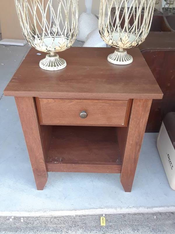 lot 102 image: SMALL WOOD END TABLE W DRAWER
