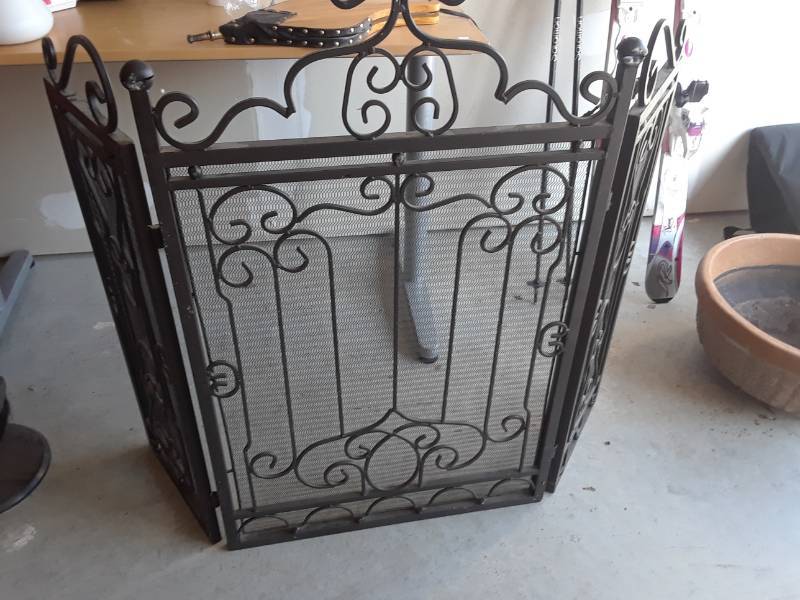 lot 70 image: WROUGHT IRON FIREPLACE SCREEN