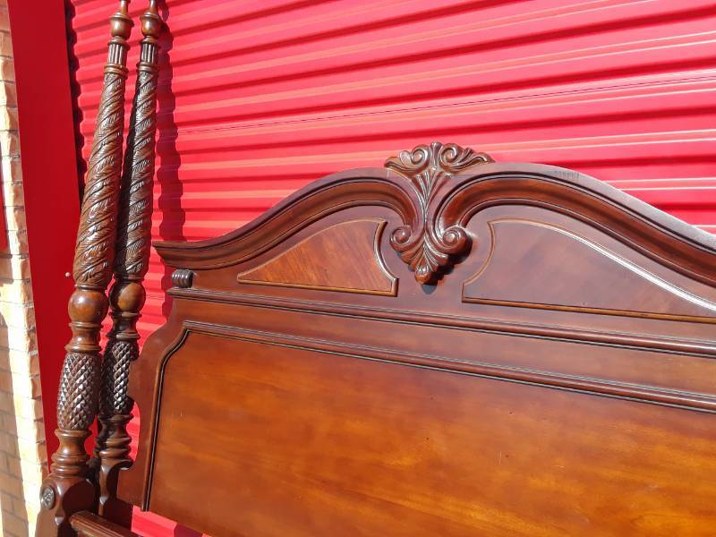 lot 61 image: QUEEN SIZE 4 POSTER BED