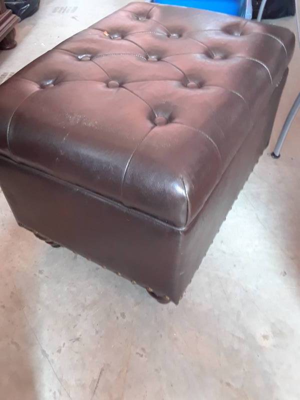 lot 78 image: NICE FLAX LEATHER STORAGE OTTOMAN