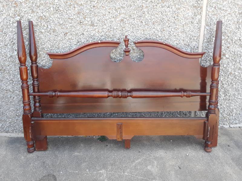 lot 53 image: KING SIZE 4 POSTER BED