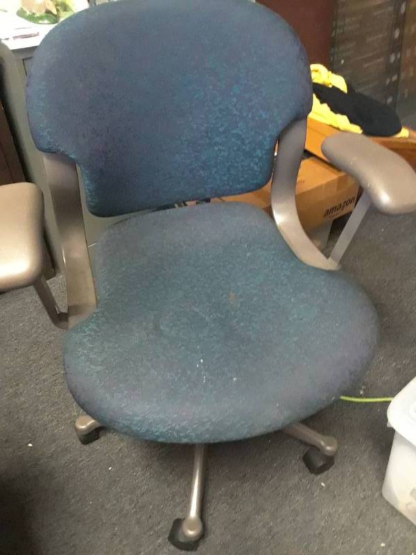 lot 74 image: OFFICE CHAIR