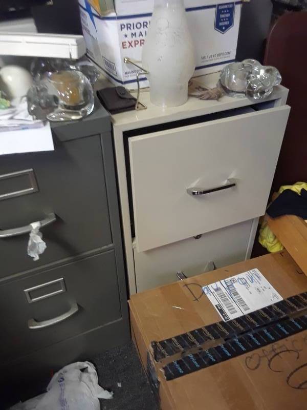 lot 82 image: 2 DRAWER METAL FILE CABINET