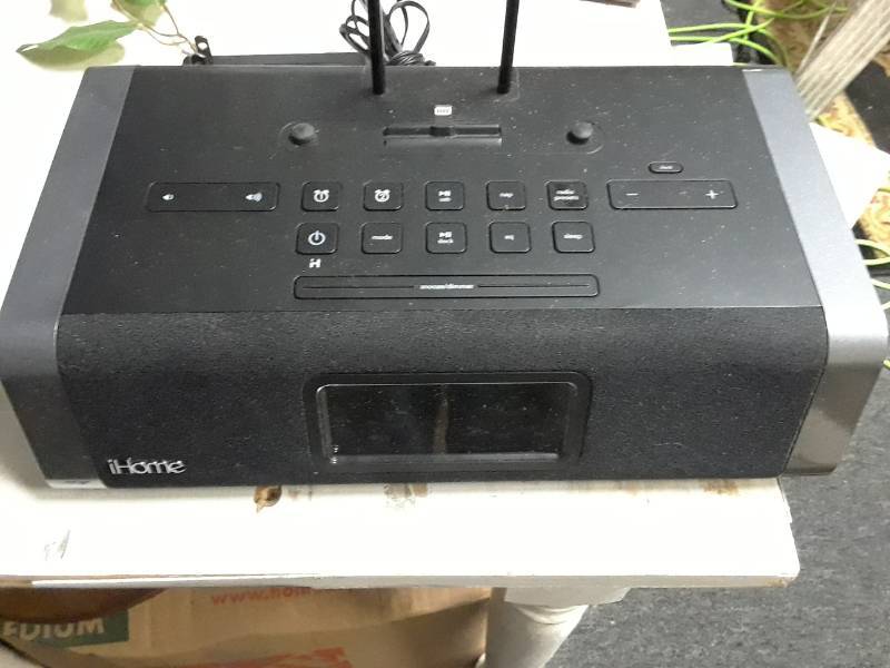 lot 86 image: I-HOME CLOCK RADIO AND DOCK