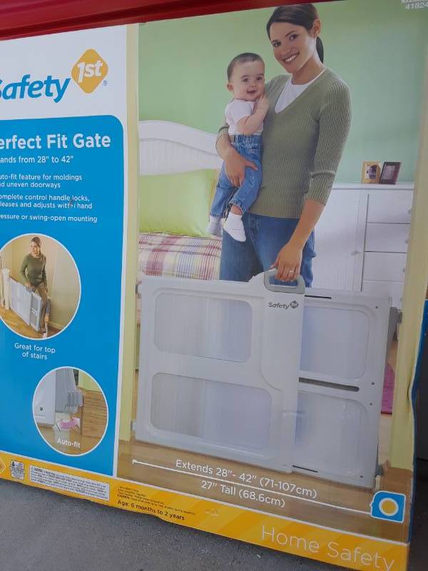 lot 110 image: NEW IN BOX BABYKIDS GATE
