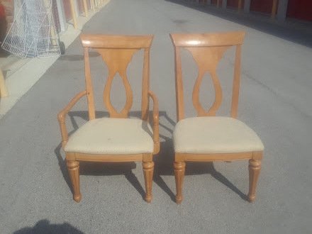 lot 112 image: 2 DINING CHAIRS MATCH #98 TABLE