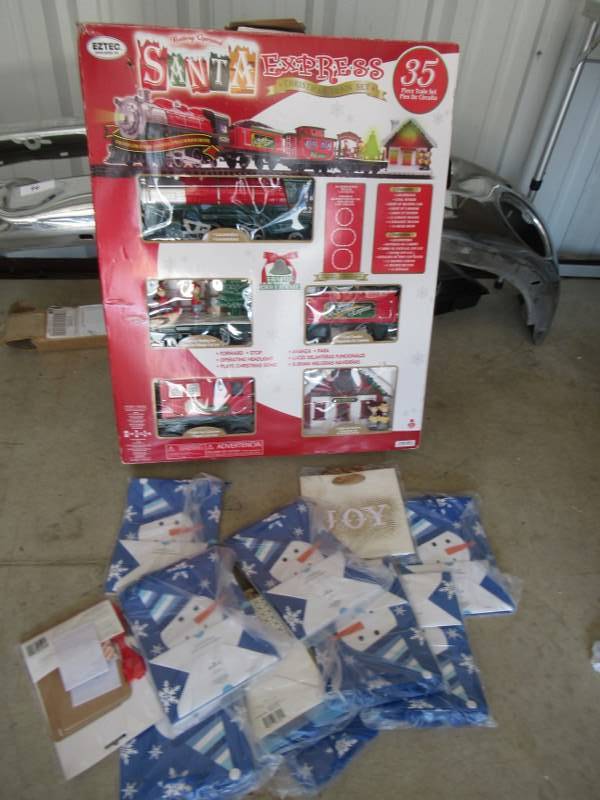 lot 136 image: HOLIDAY DECOR