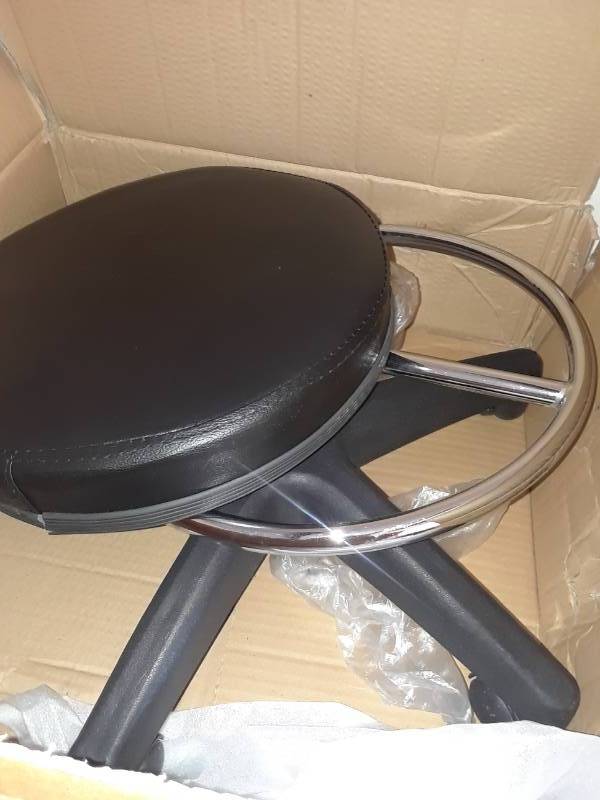 lot 27 image: VU-PRO ROLE AROUND STOOL