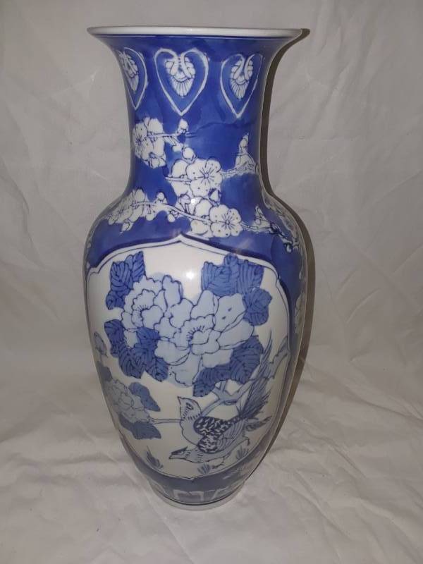 lot 37 image: NICE ORIENTAL VASE 16 TALL