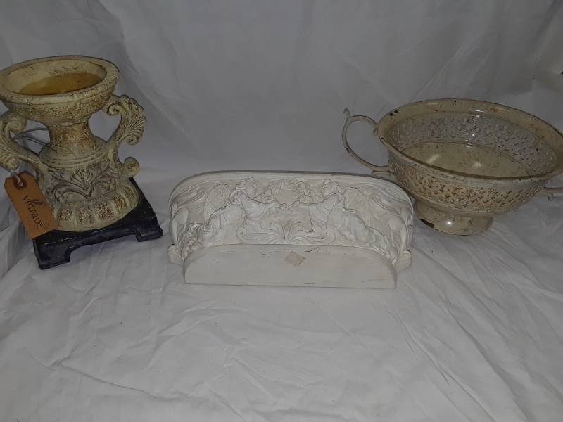 lot 40 image: VINTAGE DECOR LOT