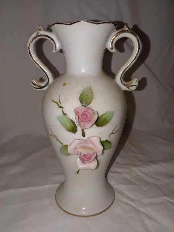 lot 42 image: SMALL PORCELAIN VASE LIMITED EDITION