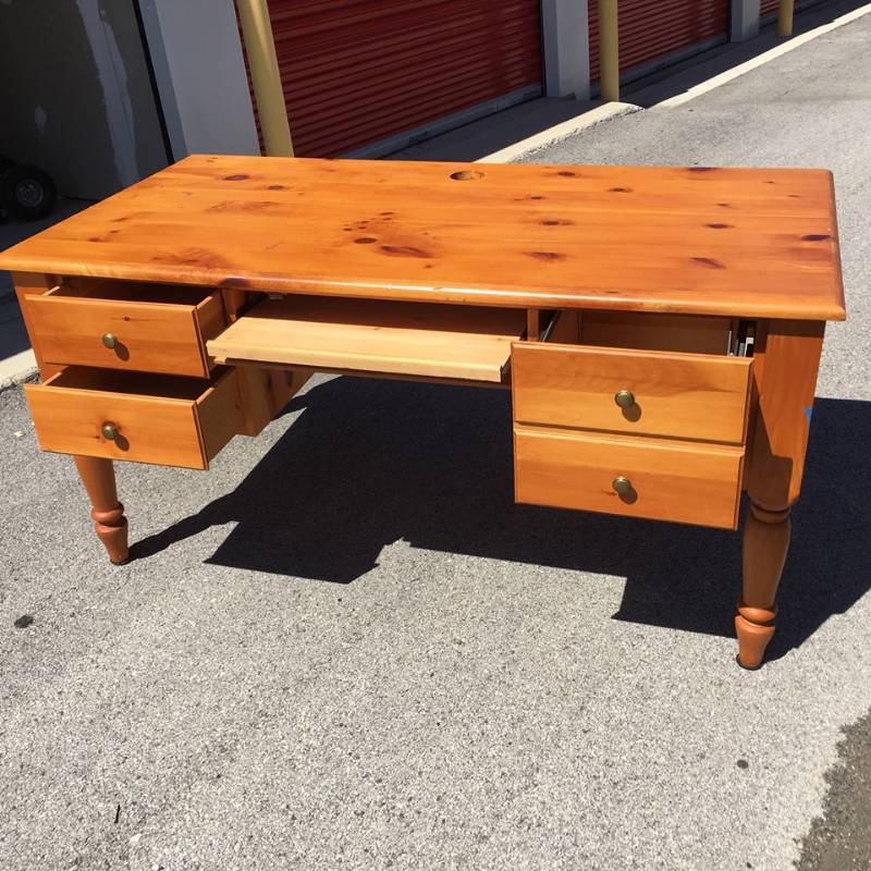 lot 6 image: COMPUTER DESK