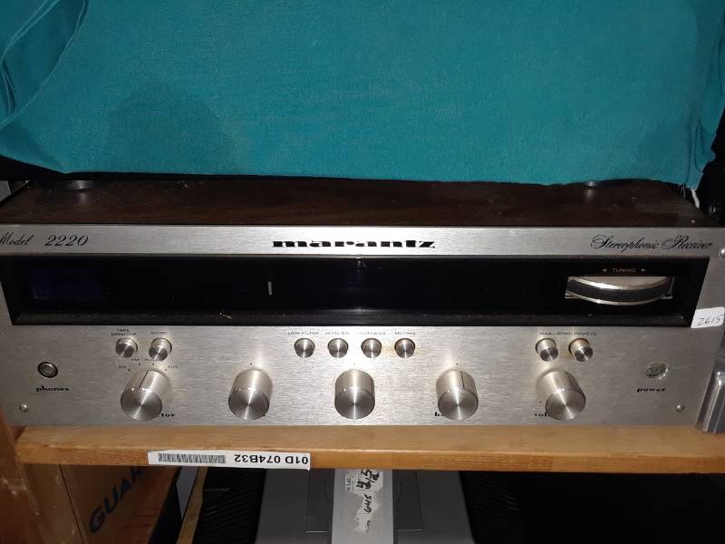 lot 93 image: RARE VINTAGE MARANTZ # 2220 STEREO RECEIVER