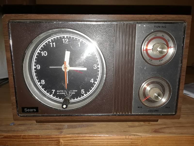 lot 83 image: VINTAGE SEARS CLOCK RADIO 60S