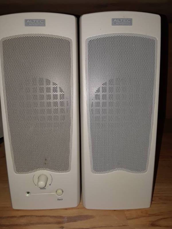 lot 82 image: SET OF COMPUTER SPEAKERS