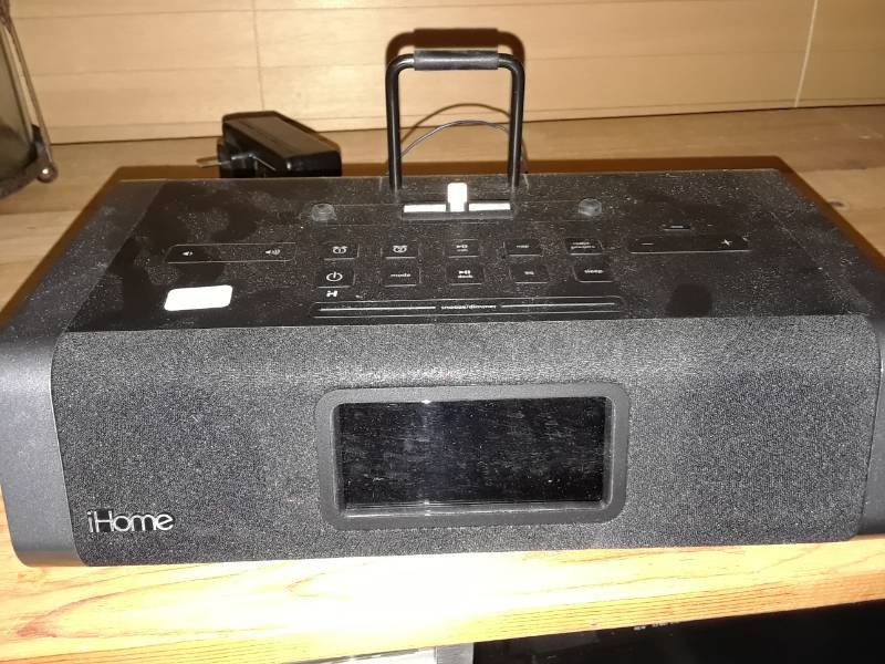 lot 79 image: I-HOME CLOCK RADIO AND DOCK