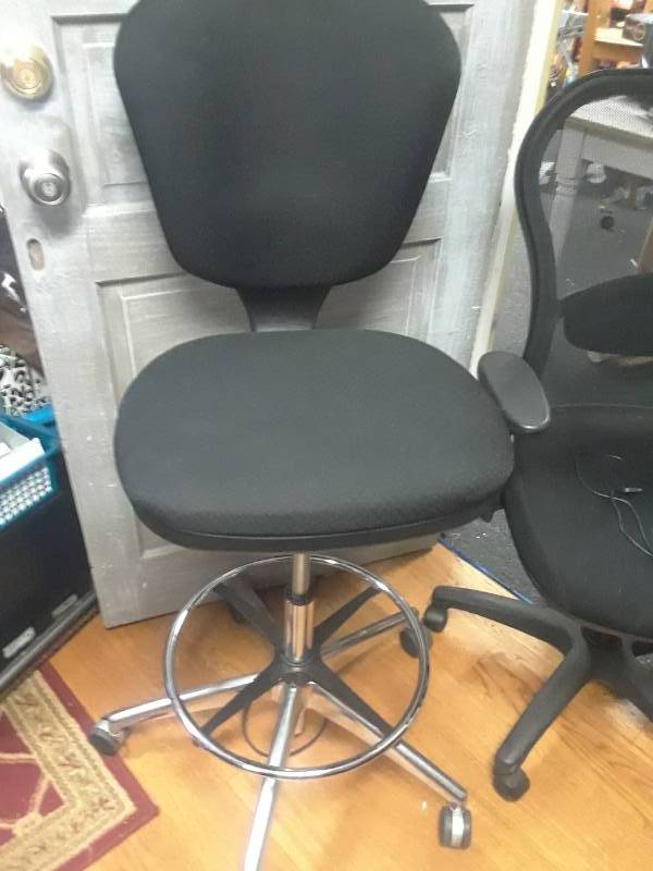 lot 20 image: LIKE NEW DESK CHAIR