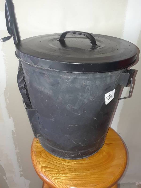 lot 15 image: FIREPLACE ASH BUCKET