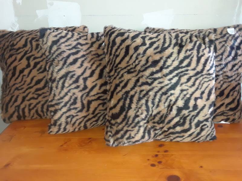 lot 25 image: DECORATIVE THROW  PILLOWS