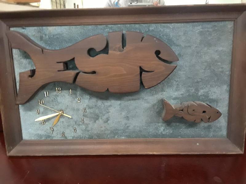 lot 26 image: JESUS WOOD FISH CLOCK