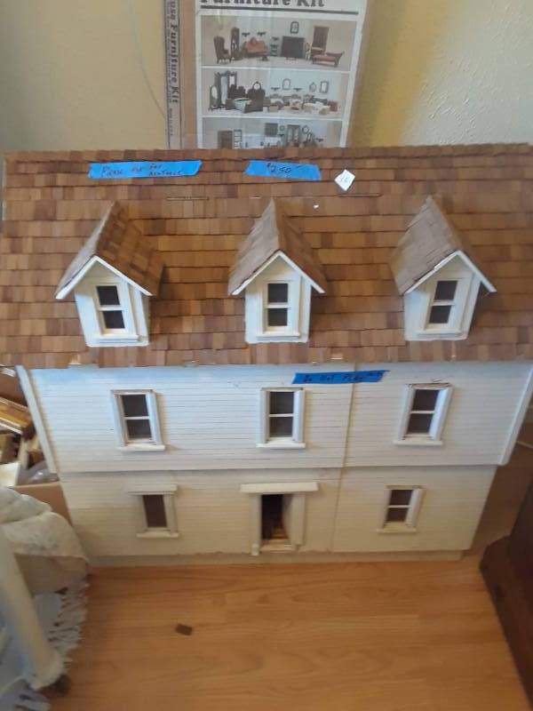 lot 20 image: VINTAGE THREE STORY DOLL HOUSE