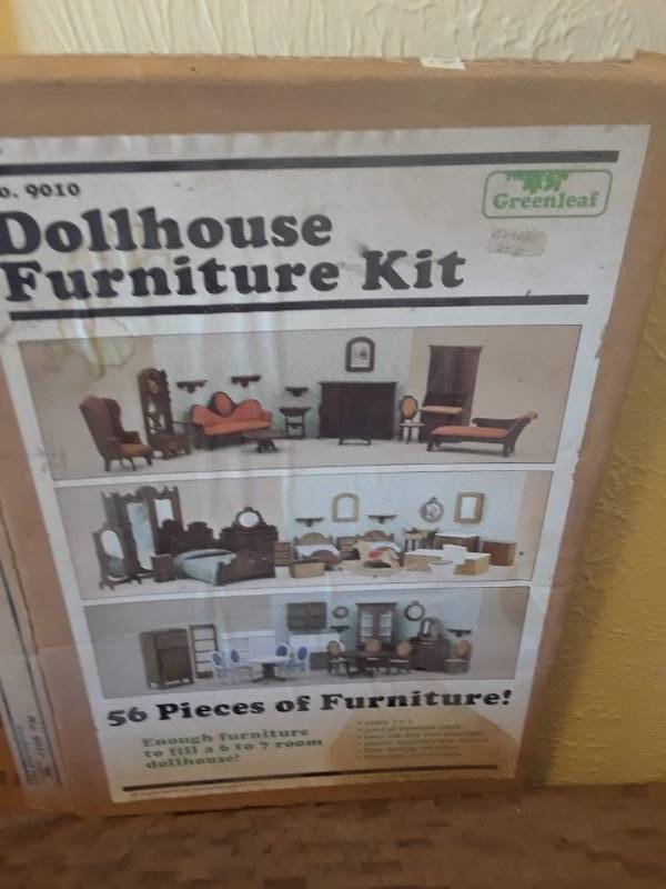 lot 21 image: VINTAGE DOLL HOUSE FURNITURE