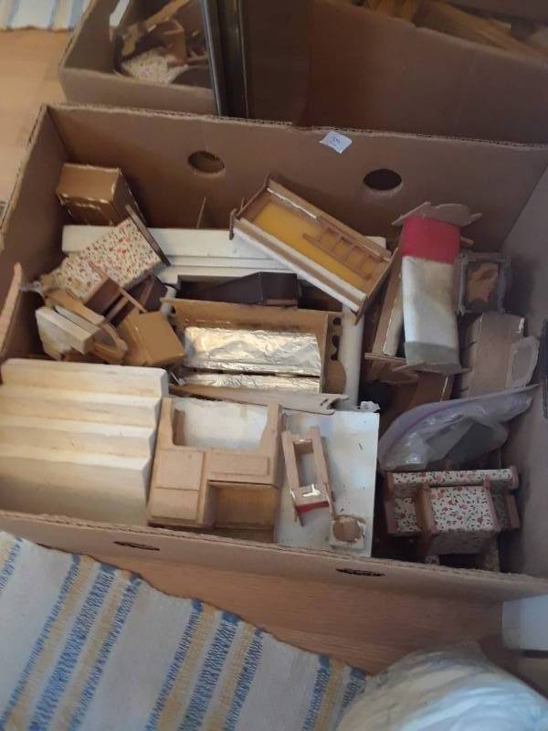 lot 22 image: BOX OF DOLLHOUSE FURNITURE, APPLIANCES AND DECOR