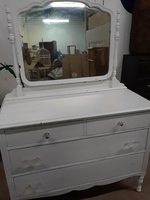 lot 33 image: VINTAGE 1920S DRESSER AND MIRROR