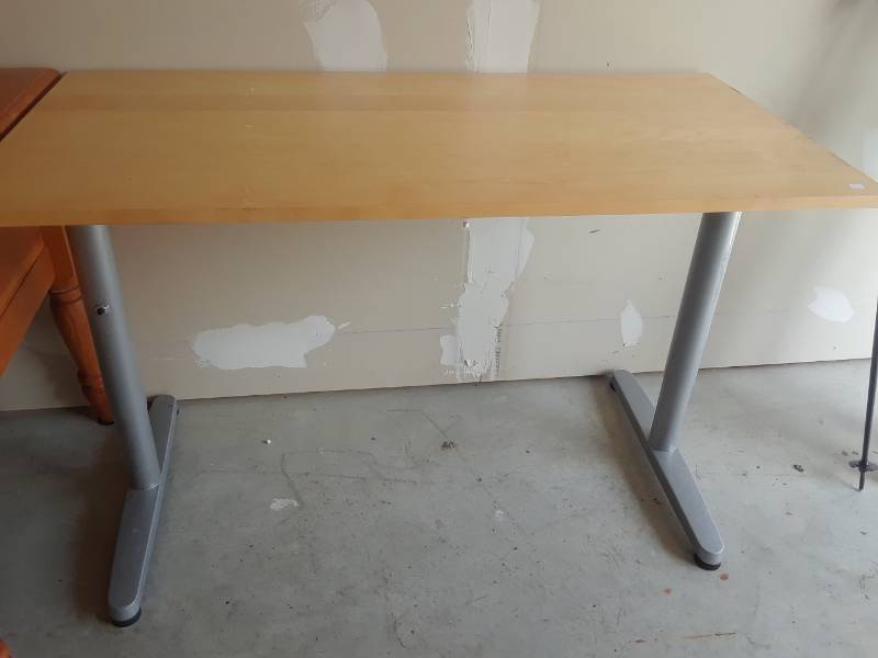 lot 37 image: LIGHT ADJUSTABLE COLOR DESKTABLE