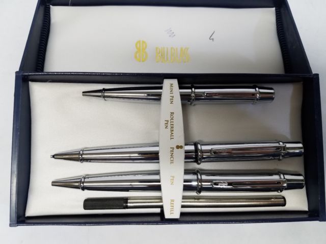lot 47 image: SILVER TONED VINTAGE BILL BLASS PENPENCIL SET