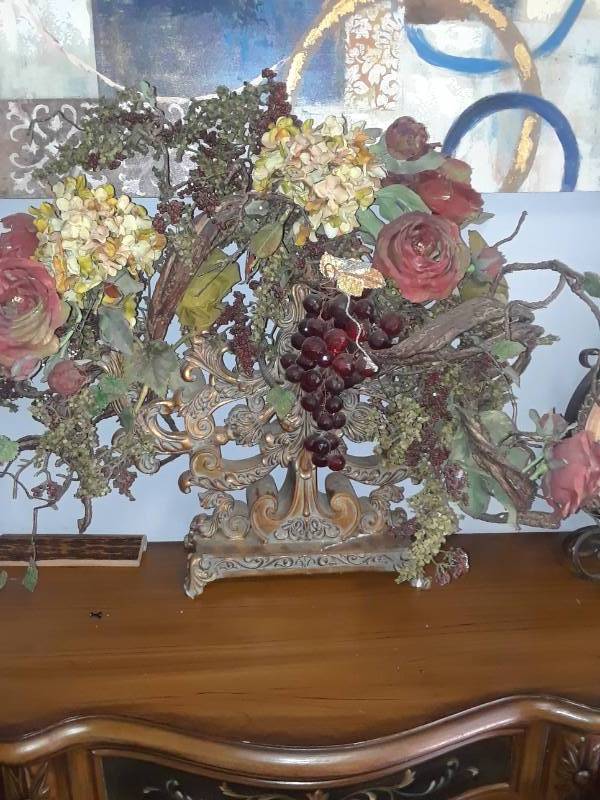 lot 56 image: LARGE FLOWER ARRANGEMENT