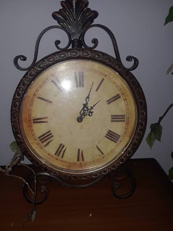 lot 55 image: VINTAGE DECOR CLOCK