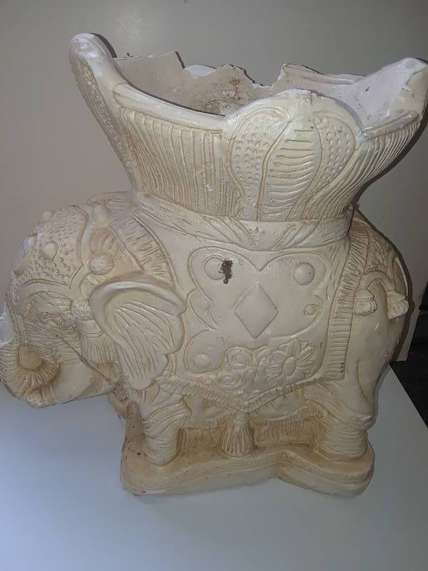 lot 58 image: CERAMIC ELEPHANT PLANTER