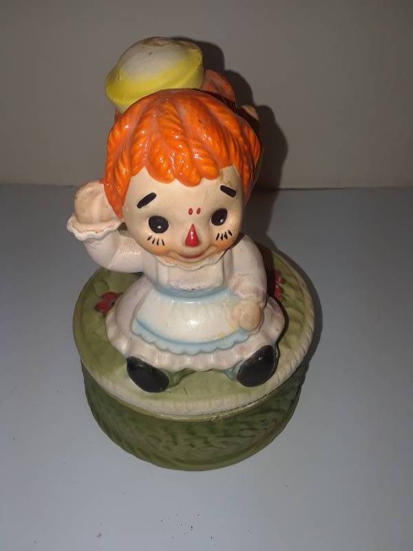 lot 50 image: VINTAGE RAGGEDY ANN AND ANDY MUSIC BOX