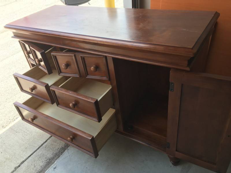 lot 72 image: DRESSER WITH MATCHING HUTCH