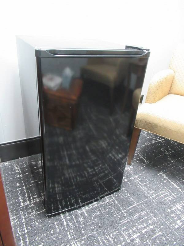lot 9 image: MINI FRIDGE