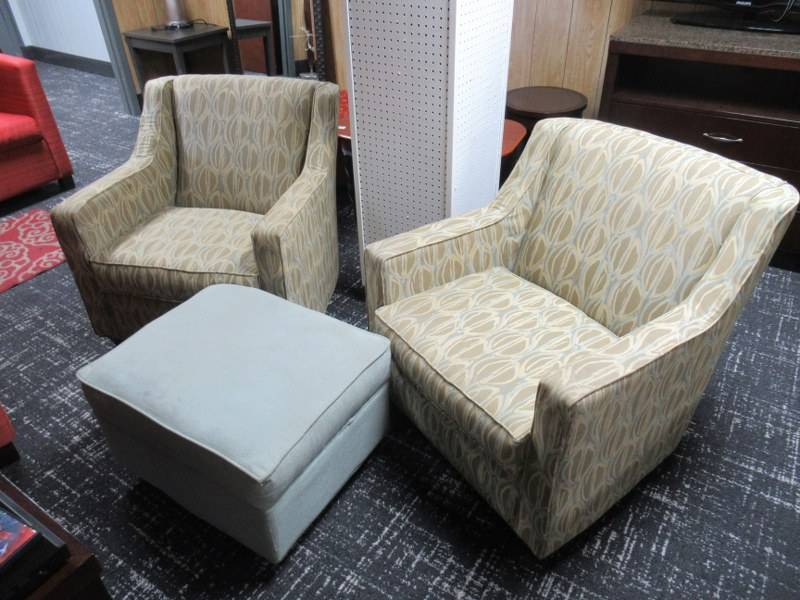lot 14 image: ACCENT CHAIR
