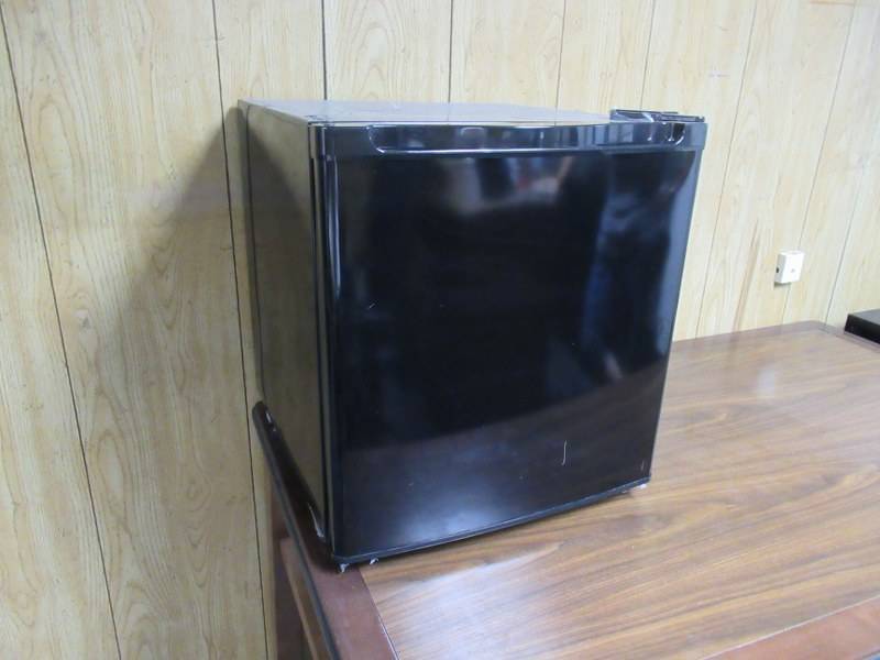 lot 40 image: MINI FRIDGE