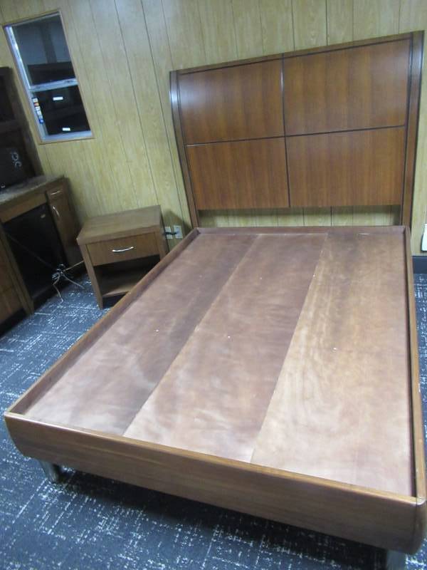 lot 98 image: PLATFORM BED AND NIGHT STAND