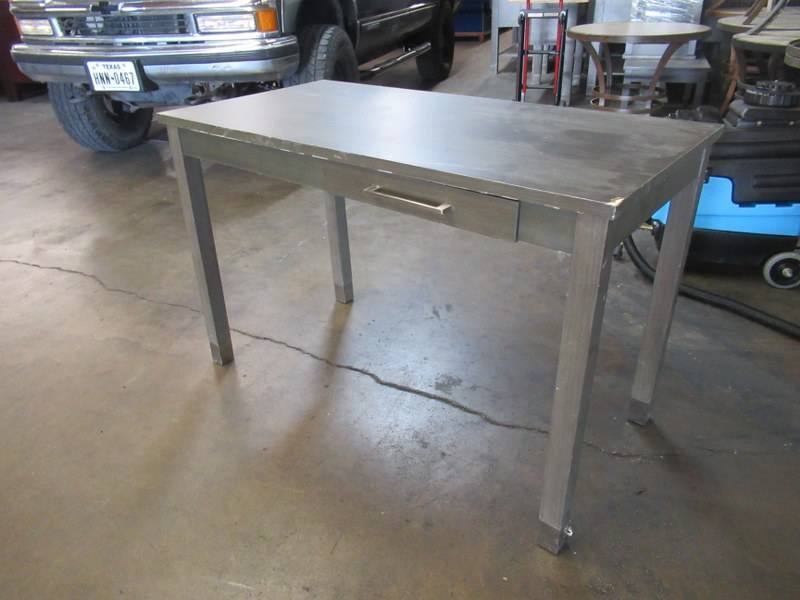 lot 105 image: WOOD DESK