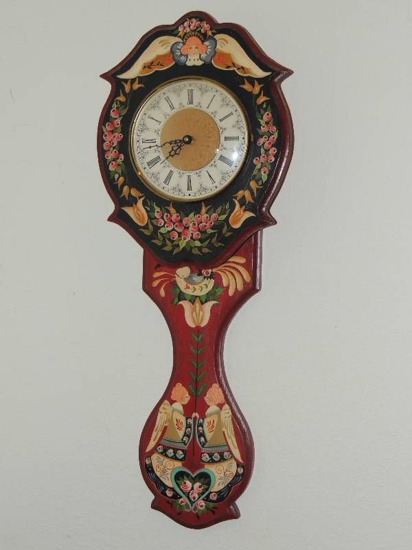 lot 190 image: Folk Art wall clock Pennsylvania Dutch Battery operated 28 length 10 wide