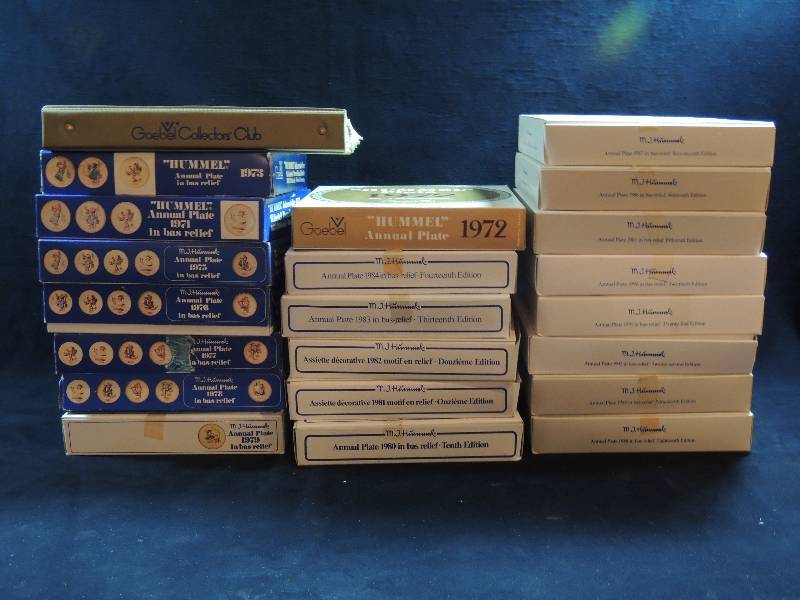 lot 192 image: Goebel collector plates in original boxes 1972-1992 MJ Hummel quantity 21 and Goebel Collector club book and calendars