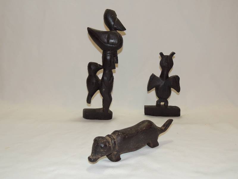lot 184 image: 3 South American carved pieces- 1 Bat, 1 Dog, and Birds