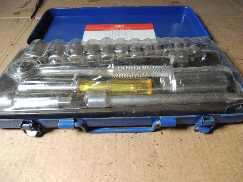 lot 563 image: NIB 20 piece socket set