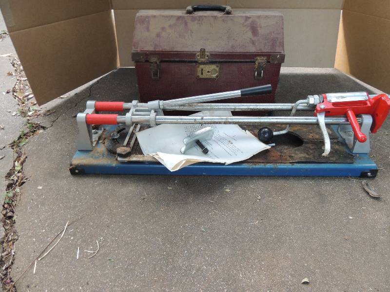 lot 570 image: Straight cut tile cutter, Box of misc. tile pieces