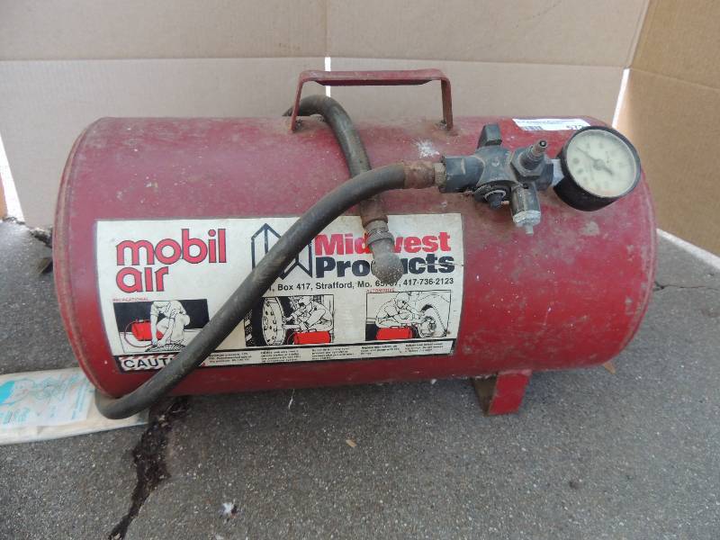 lot 572 image: Midwest Mobil air tank