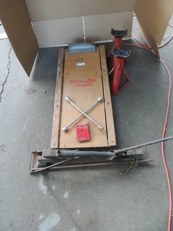 lot 573 image: Stream line under car roller, Jack stand, 4 way floor jack